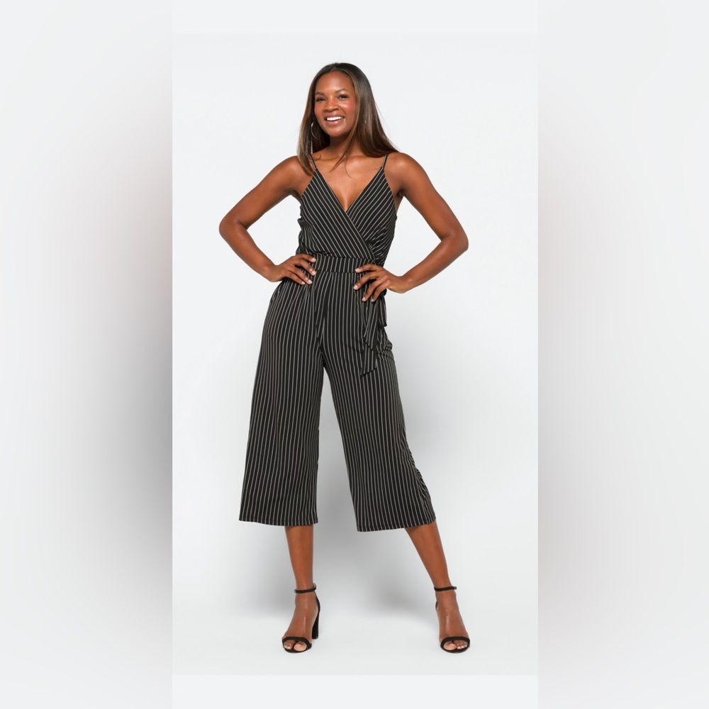 Never worn sleeveless cute jumpsuit!